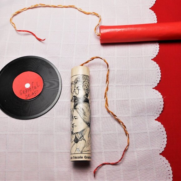 Portable and artistic belt made of cardboard dynamite sticks and posters - Picture 9 of 16